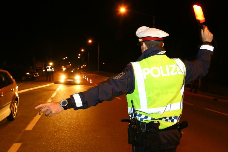 Der jugendliche Pkw-Lenker widersetzte sich der Anhaltung der Polizei und flüchtete auf gefährliche Weise. symbol/vn/hb