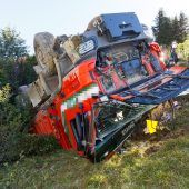 Lkw stürzte in Lech über Böschung