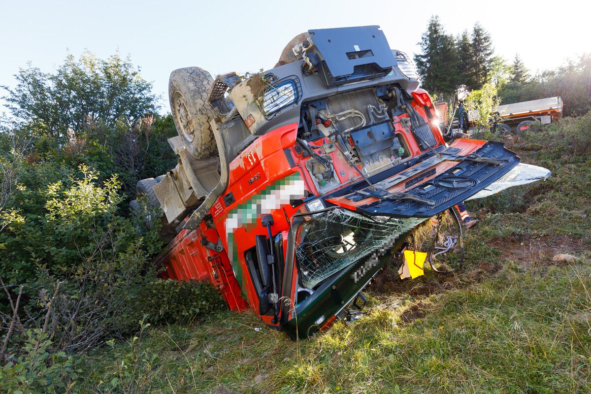 Der Lkw stürzte rund 20 Meter hinunter und blieb auf dem Dach liegen. b. hofmeister