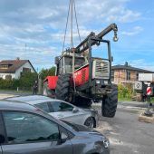 Defekter Traktor zerlegt sechs Pkw