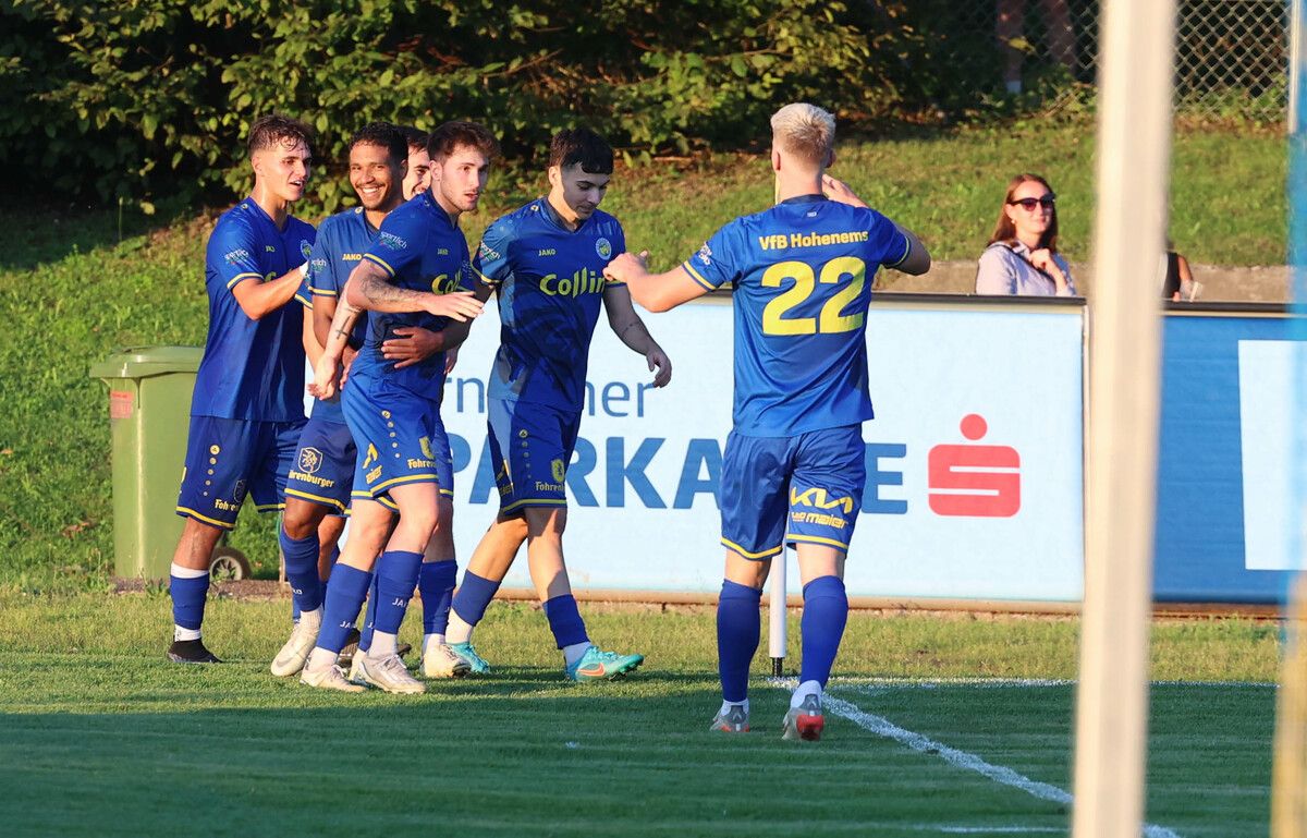 Der VfB Hohenems hatte im Derby gegen SC Röthis viel Spaß und siegte verdient mit 3:0 – ein schönes Geschenk zum 100-jährigen Junbiläum, das heute gefeiert wird.ha