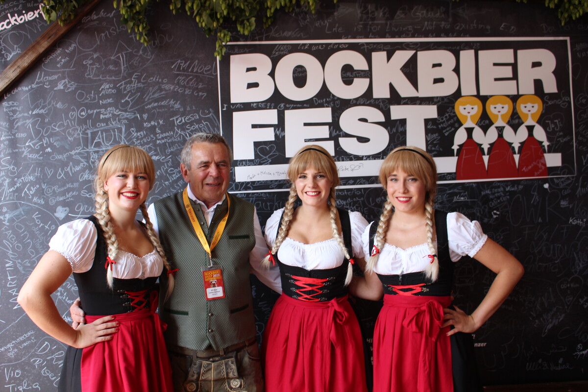 Die 3 Schwestern und Ehrenobmann Lothar Gallaun.