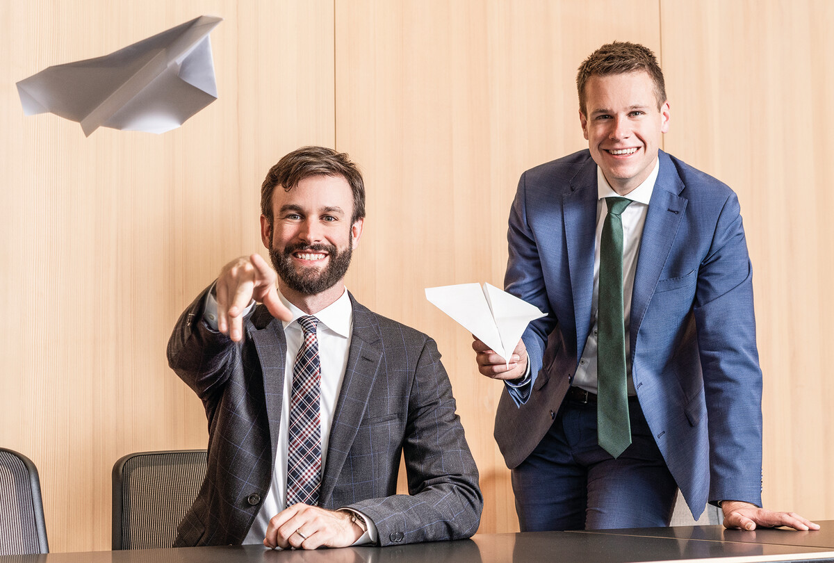Die beiden Juristen Stefan Fussenegger (li.) und Elias Zortea ergänzen das Anwalts­team von TWP mit ihrer Expertise. Fa