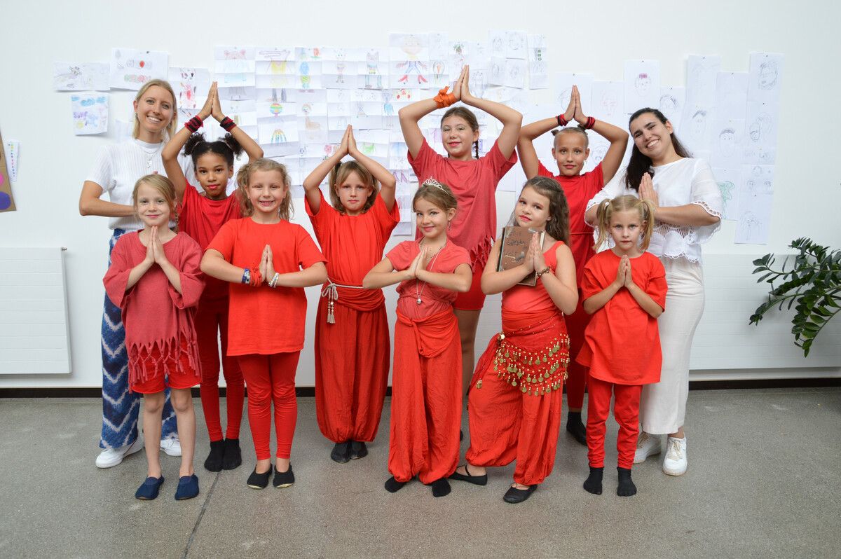 Die beiden Kursleiterinnen und die teilnehmenden Mädchen hatten sichtlich Spaß.vv (2)