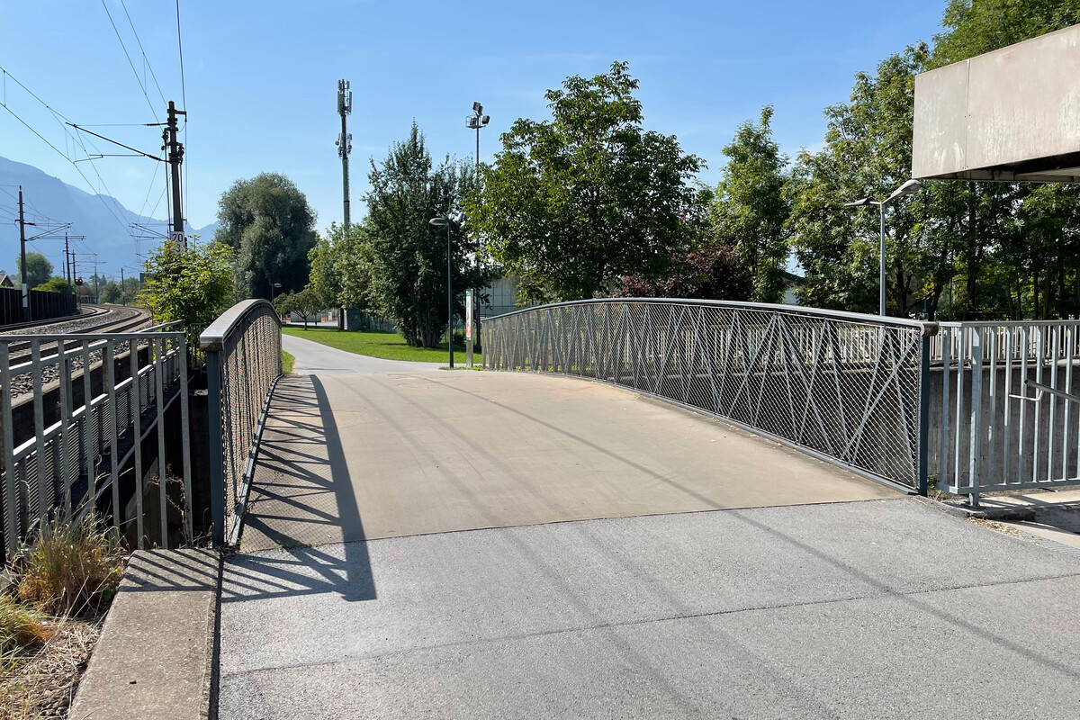 Die Radwegbrücke am Bahnhalt Haselstauden überspannt die Straße Stiglingen. Stadt