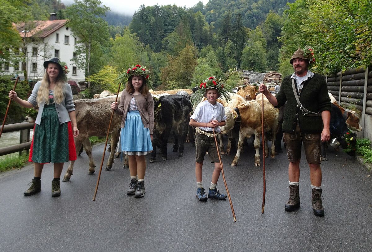 Die Familie Kutzer und ihre 220 Tiere eröffneten am Samstag den feierlichen Einzug der Alpen-Heimkehrer. CTH (3)