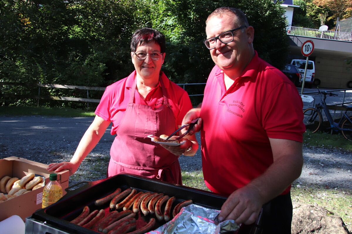 Die Fasnatzunft verwöhnte die Kinder nach dem Programm mit gegrillten Würstchen und Limo.