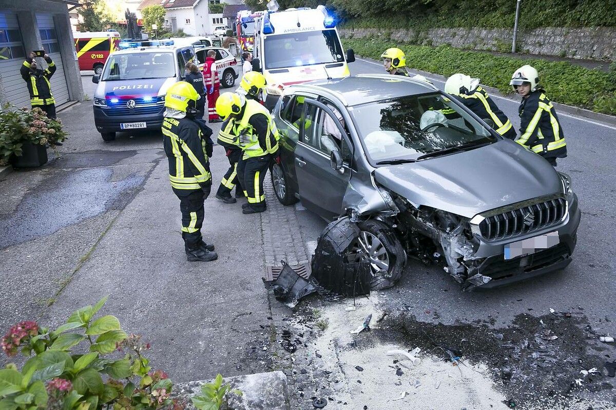 Die Feuerwehr musste die verletzte Lenkerin aus dem Fahrzeug bergen. d. mathis