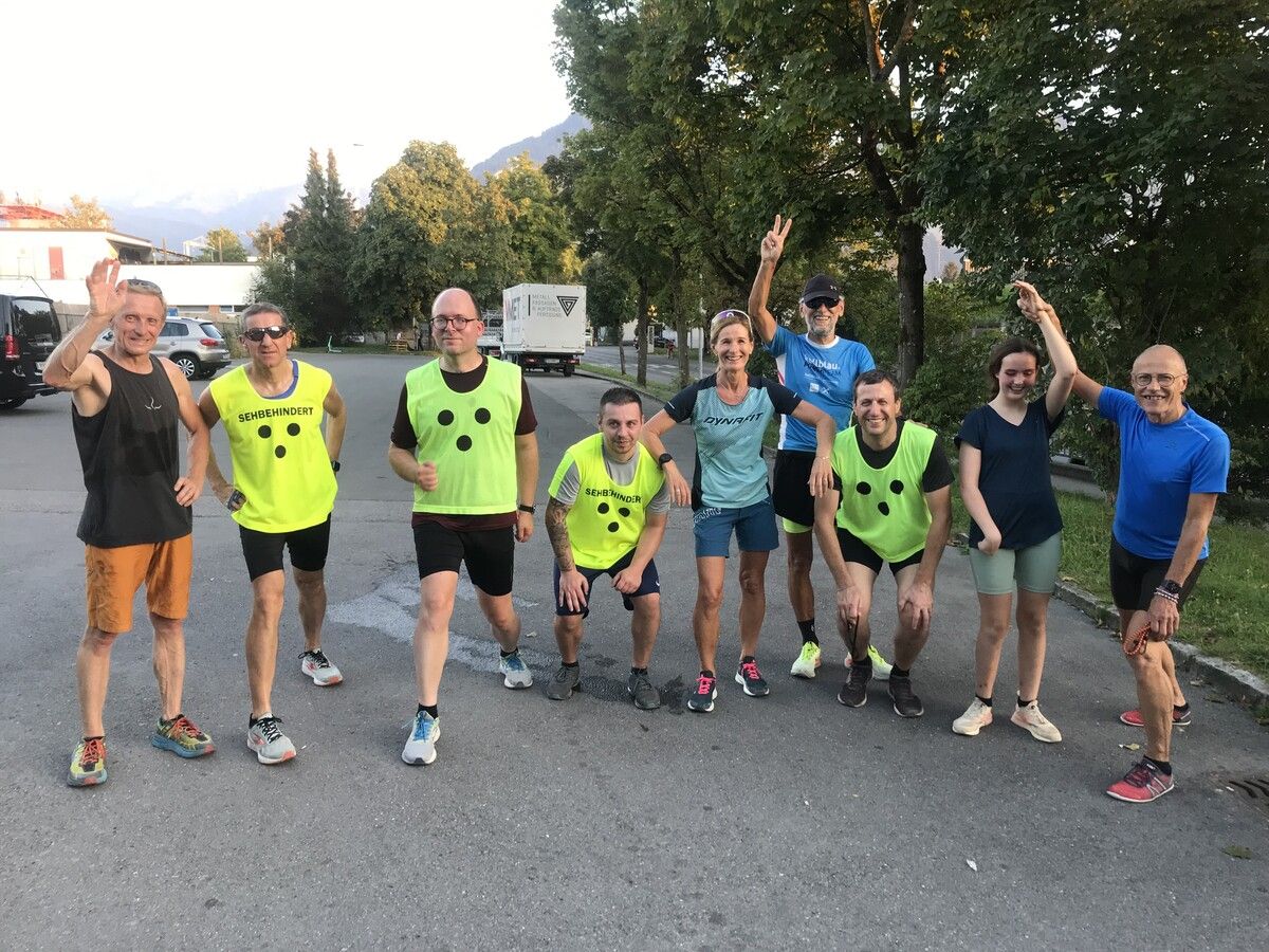 Die Laufgruppe aus Sehbehinderten und Begleitläufern trifft sich immer montags im Schoren.Lauftreff