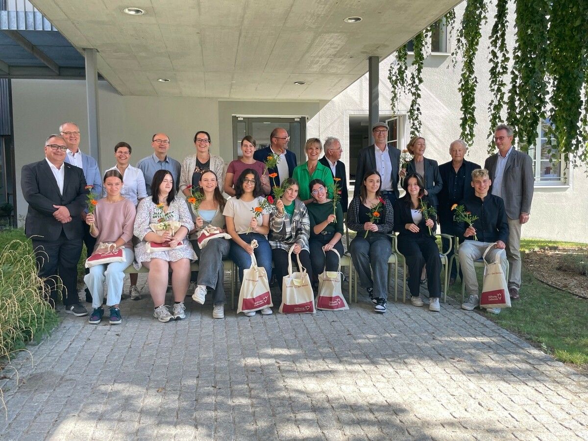 Die neuen Lehrlinge zur „Assistenz in der Pflege“ wurden offiziell willkommen geheißen. VN-HE (3)