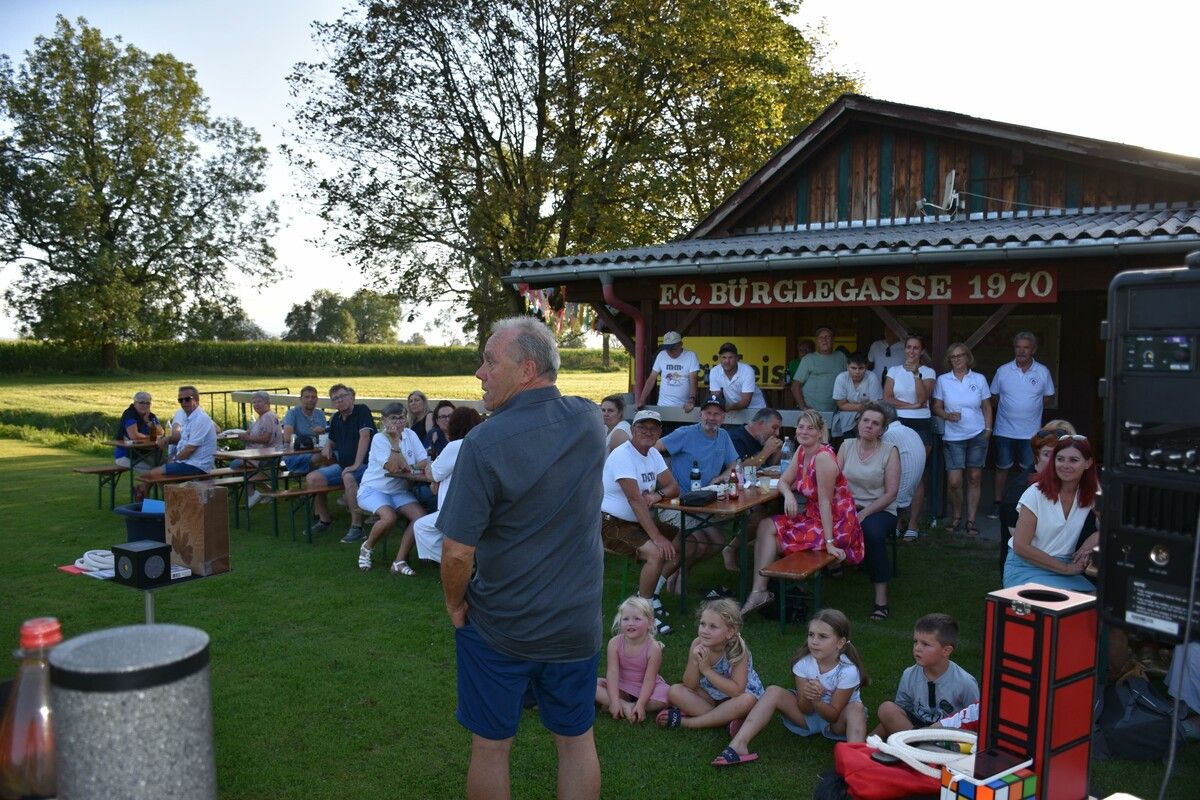 Die Organisatoren freuten sich, dass so viele Gäste zum diesjährigen Grillfest gekommen waren. cth (2)