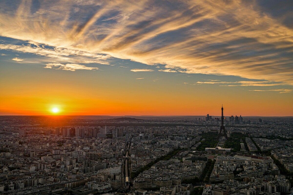 Dieses vom Montparnasse-Turm aufgenommene Foto zeigt die Skyline von Paris bei Sonnenuntergang. AFP