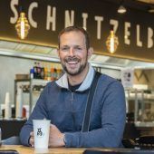 Antike Vase bremst den Schnitzelbär aus