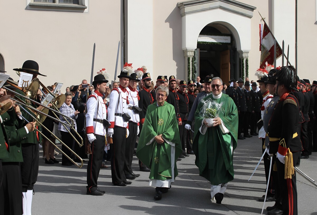 Durch ein Ehrenspalier der Vereine und Gläubigen gingen die beiden Seelsorger von der Kirche zum Pfarrhof.