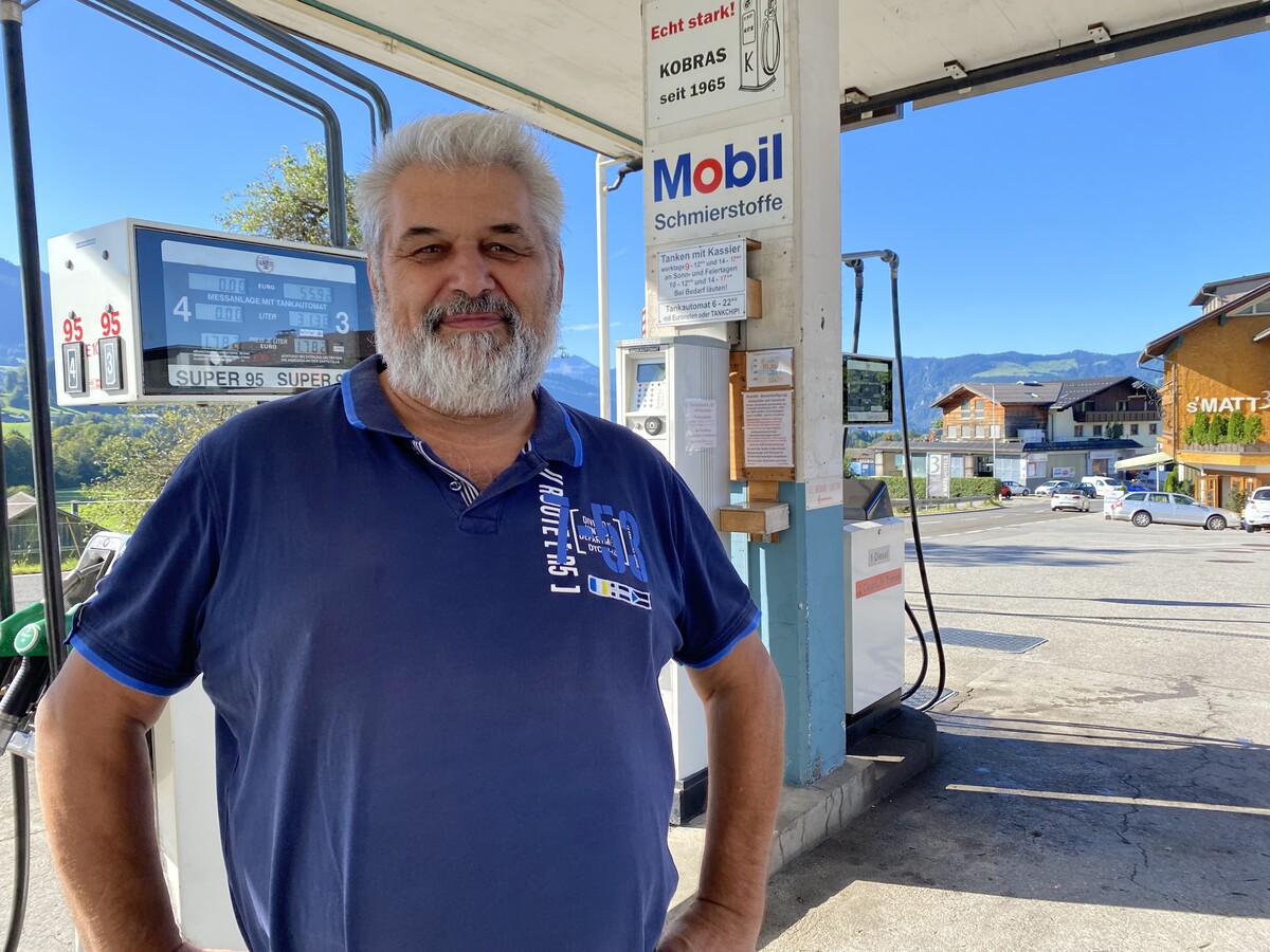Edwin Kobras sieht nach Jahren des Rechtsstreits niemanden, der die Tankstelle nach seiner Frau weiterführen würde. VN/Rauch