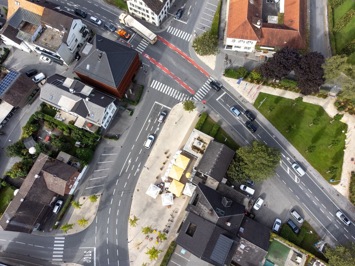 Ein Blick auf das Lauteracher Zentrum, das bald umgestaltet wird: Rechts Michis Café und links das derzeit unverpachtete Hotel & Gasthaus Johann.VN/Rhomberg (3)
