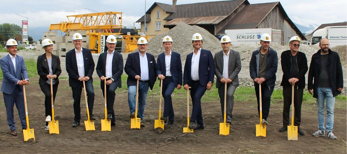 Ein Großaufgebot trat zum Spatenstich für das Hotelprojekt in Hard an. STP