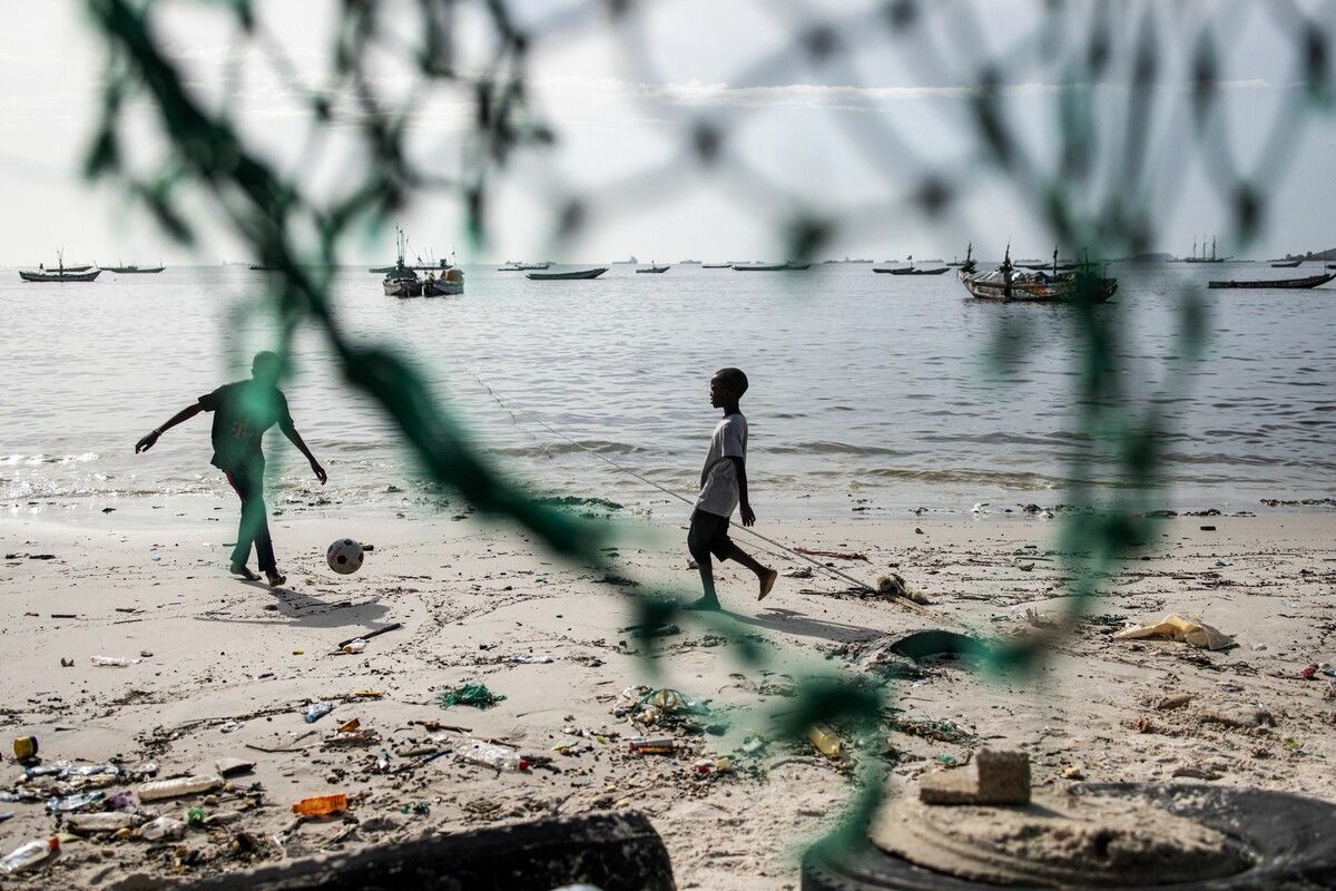 Ein Kind spielt an einem verschmutzten Strand in Hann Bay, Dakar, der Hauptstadt des Senegals. AFP