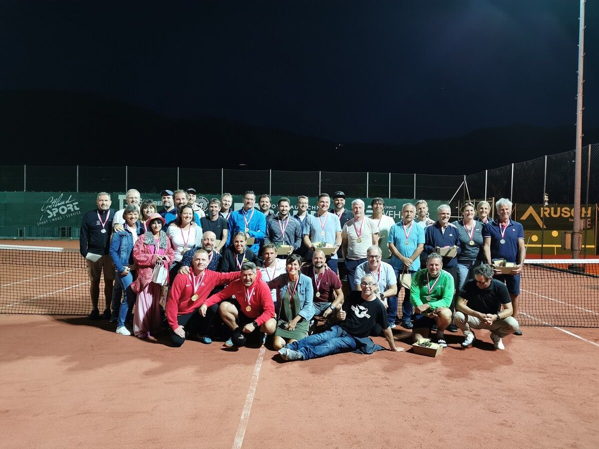 Ein Teil der Titelträger und Platzierten bei der Tennis-Landesmeisterschaft der Senioren in Alberschwende.Privat