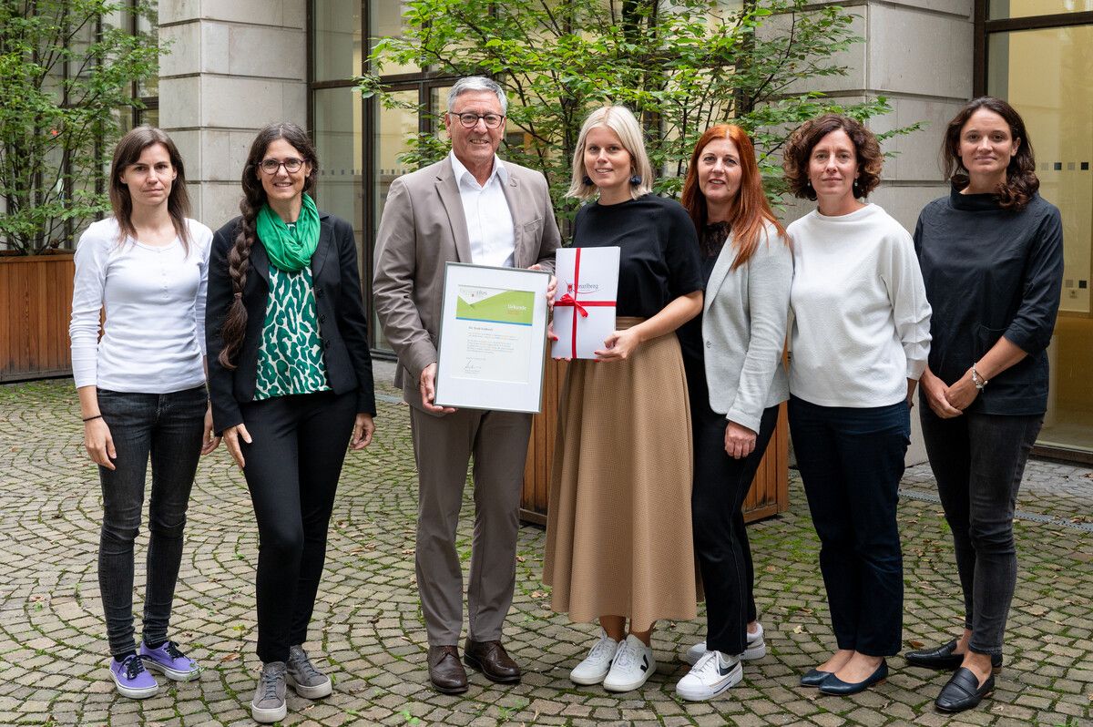 Eine städtische Delegation nahm die Zertifizierung entgegen. V.l.: Carmen Degasper, Doris Jenni (Projektleiterin „familieplus“), Bürgermeister Wolfgang Matt, Stadträtin Julia Berchtold, Sandra Wachter, Nedja Metzler und Maria Simma (Kulturamtsleiterin). A.SERRA