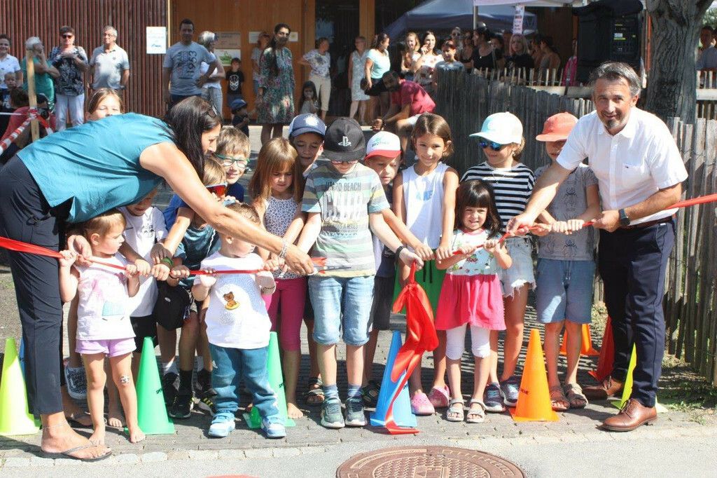 Feierlich wurde der neue Spielplatz in Muntlix mit Bürgermeister Jürgen Bachmann eröffnet. VN-TK (2)