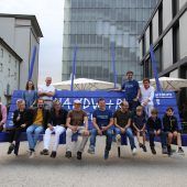 Blaue Bank vor dem KUB