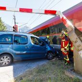 Auto krachte gegen fahrenden Zug