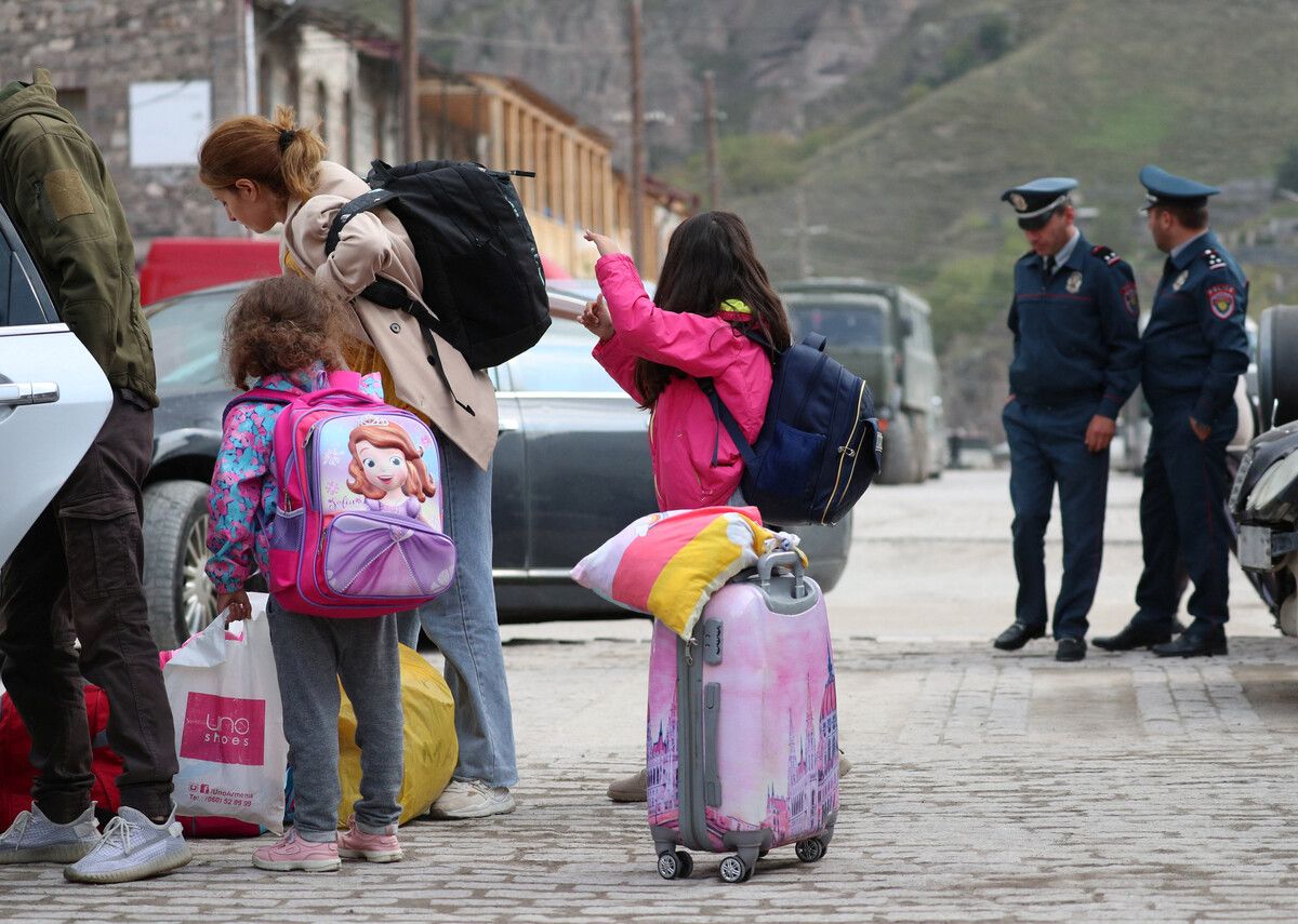 Flüchtlinge kommen in einem provisorischen Unterbringungszentrum in der armenischen Stadt Goris an. reuters