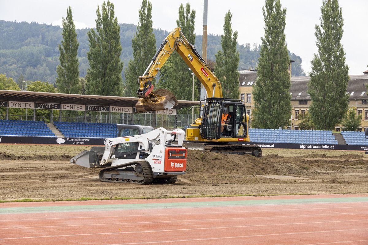 Für zumindest zwei Monate wird im Bregenzer Fußballstadion gegraben und gearbeitet. Im November dann könnte, bei optimalem Verlauf, wieder Fußball gespielt werden.Paulitsch/Heidegger-2