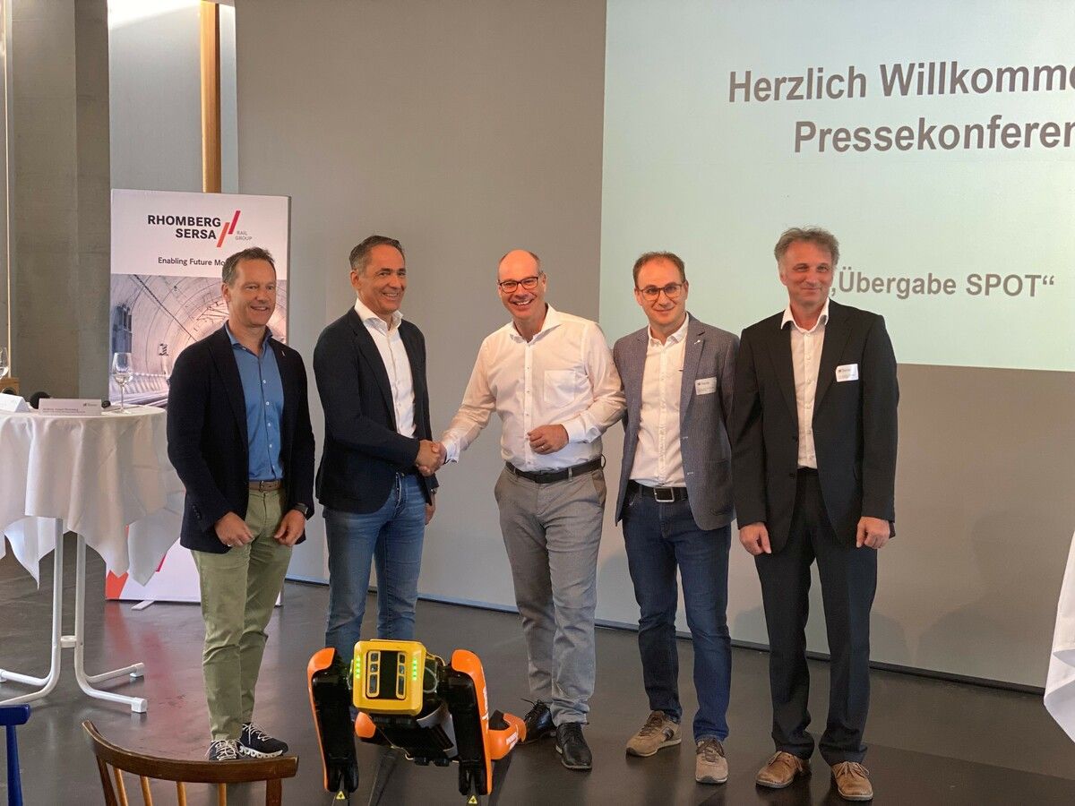 Garry Thür, Hubert Rhomberg, Stefan Fitz-Rankl, Fadi Dohnal und Robert Merz bei der Übergabe des Roboterhundes „Spot“. vn/reh