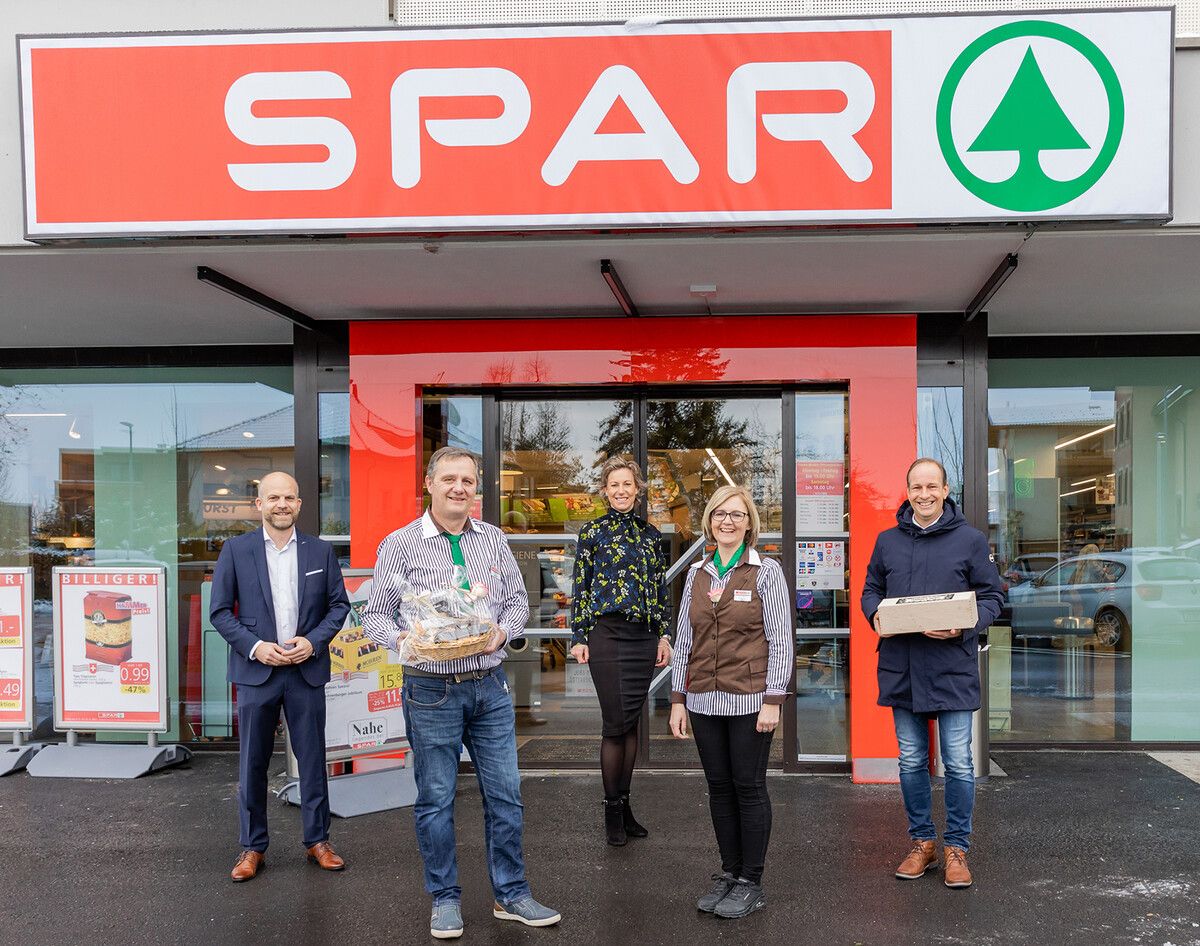 Gebietsleiter Matthias Winsauer (ganz links) bei der Eröffnung der neuen SPAR-Filiale in Hohenems-Zentrum im Dezember 2021. Hirschbühl