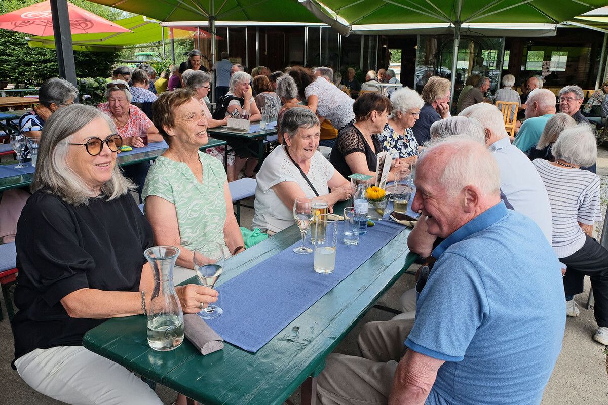 Gemütliche Runde der Ortsgruppe Dornbirn von Vorarlberg 50plus beim Sommerfest beim Möcklebur. 50plus