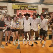 Narren luden zum Ping-Pong-Turnier