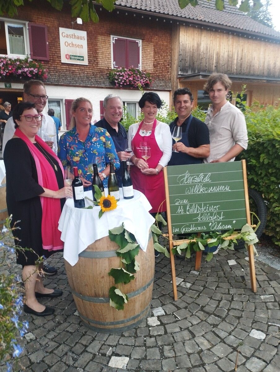 Hanspeter Tauber, Christine Tauber und Nicola Vulai (l.) freuten sich über das Stelldichein der Vertreter verschiedener Weingüter. WAM