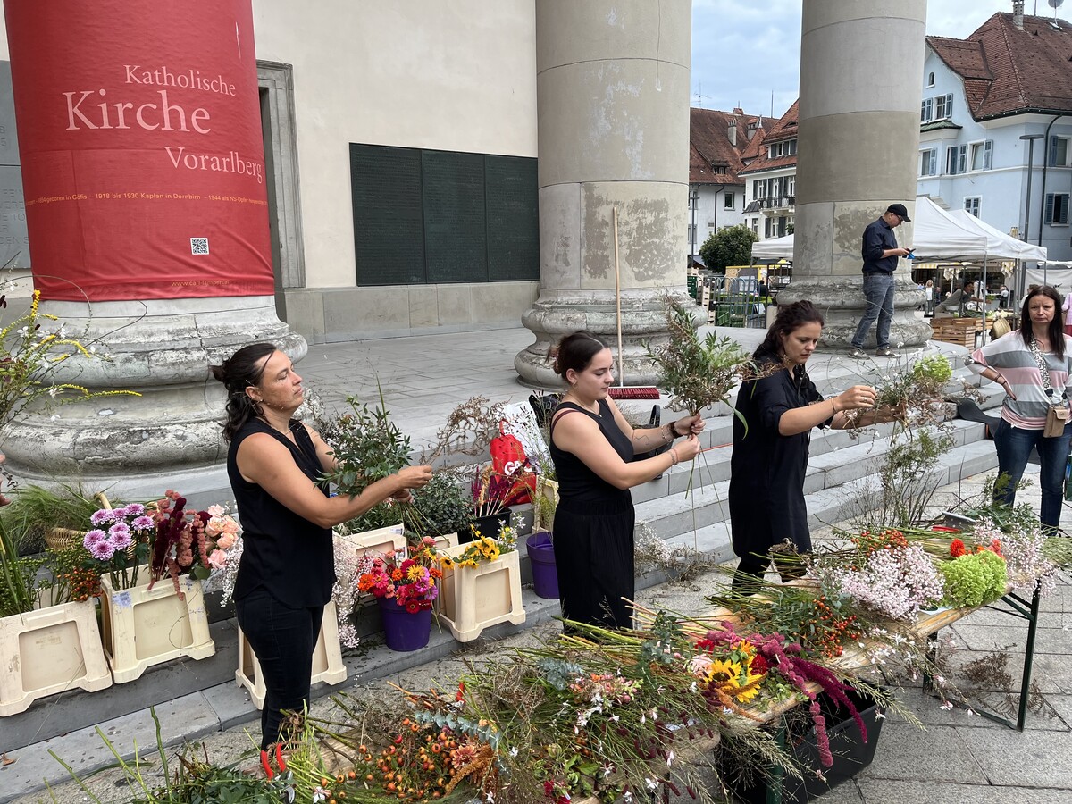 Heidi Maurer-Hagspiel, Astrid Spiegel und Sandra Linz-Cäsar (v. l.) banden die Blumensträuße auf dem Marktplatz. Vn/Plesch