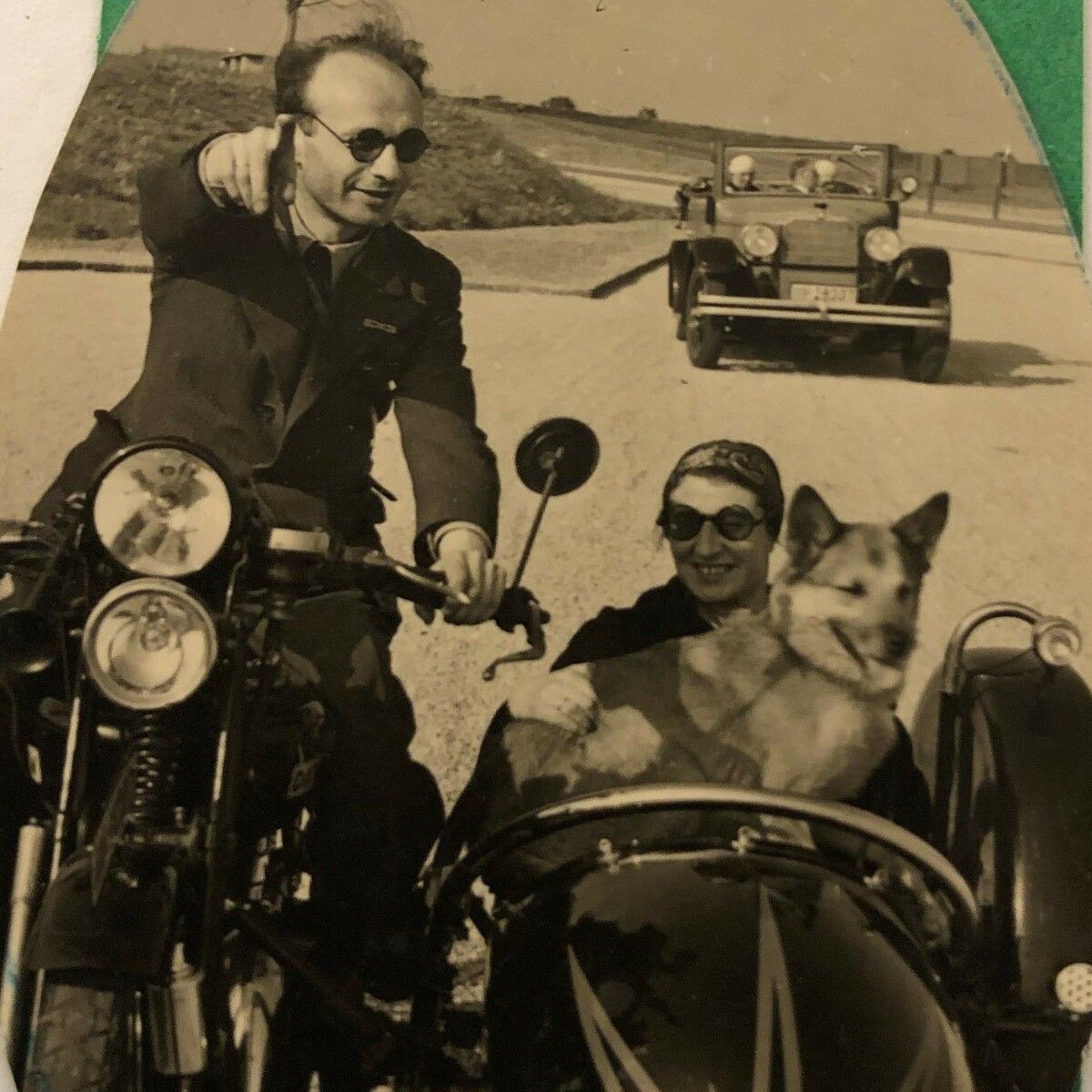 Hilda und Walter Leopold mit Hund „Mäuslein” auf dem Motorrad, um 1935. Privatarchiv Les Leopold, USA