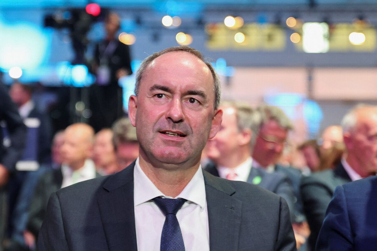 Hubert Aiwanger gerät nach der Flugblatt-Affäre immer stärker unter Druck. REUTERS