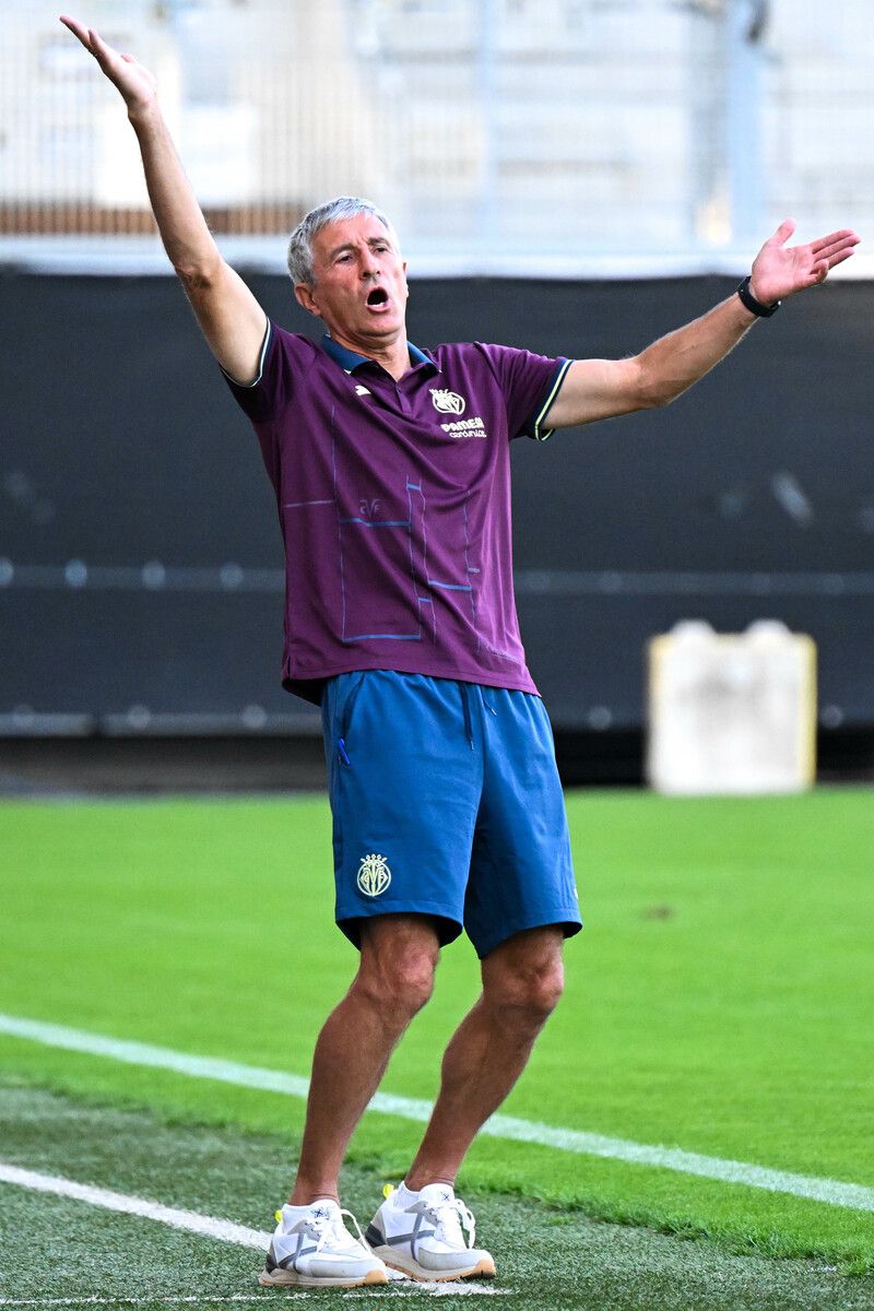 Im Juli in Altach noch an der Linie bei Villarreal, Trainer Quique Setién.gepa