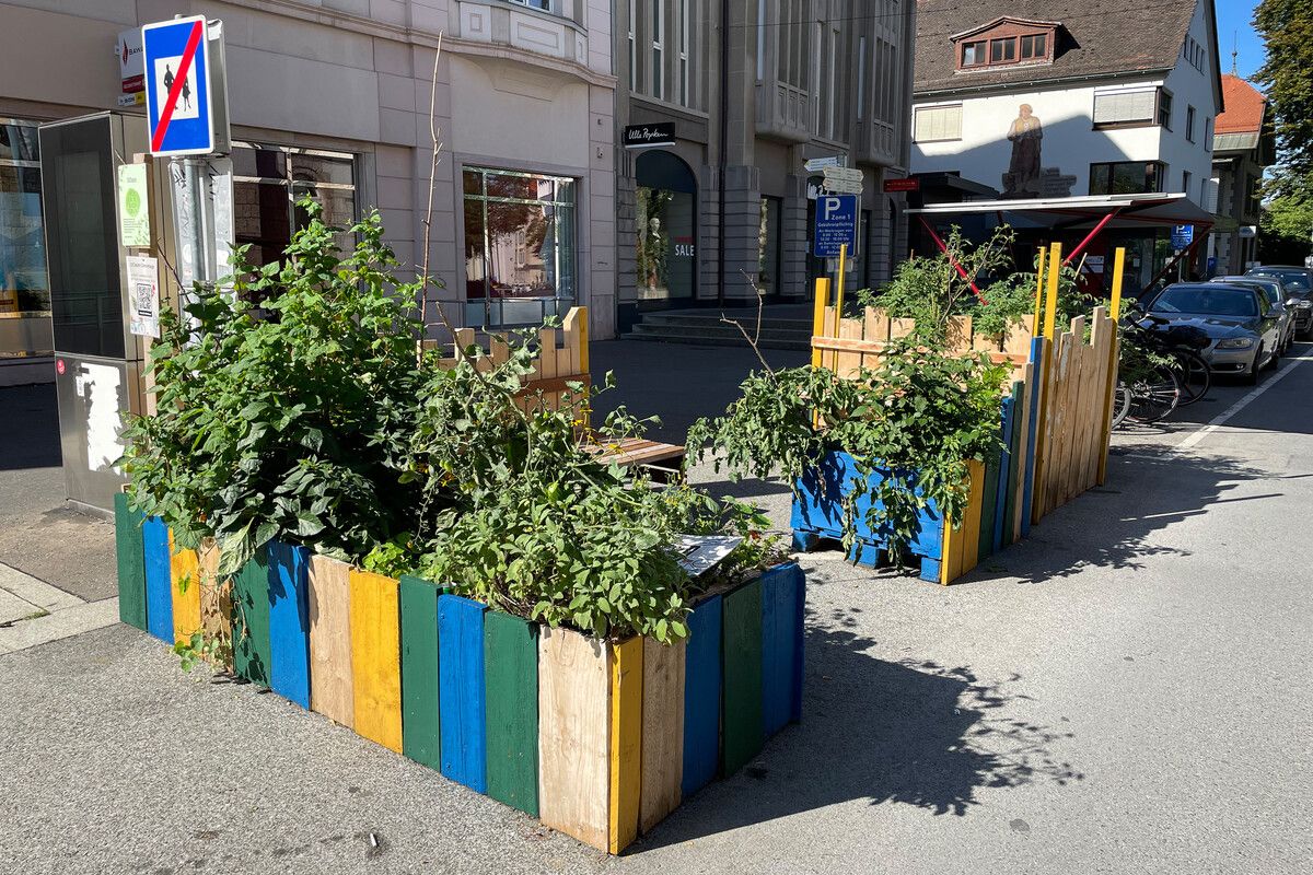 Im Rahmen der Mobilitätswoche wird ein Parkplatz zum kleinen Garten umgestaltet.Stadt