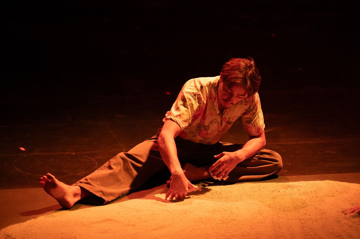 Im Stück geht es um unerfüllte Liebe auf der Suche nach „likes“.