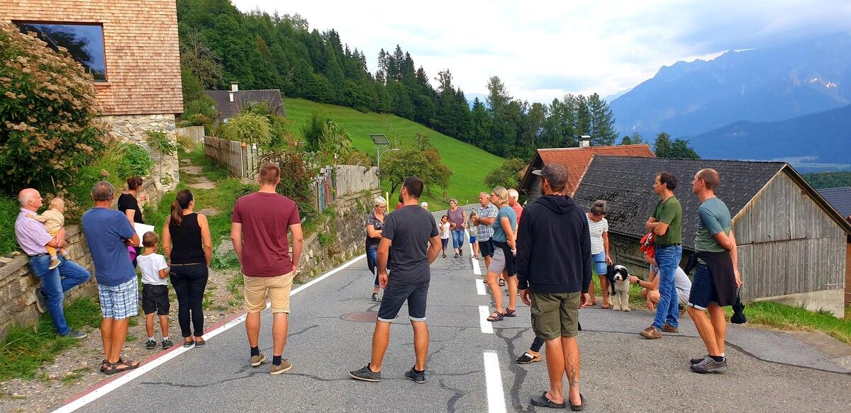 Im Weiler Dünserberg-Bassig wurden die Pläne für den nachhaltig errichteten Dörfleplatz mit den Bürgern vor Ort besprochen.gemeinde