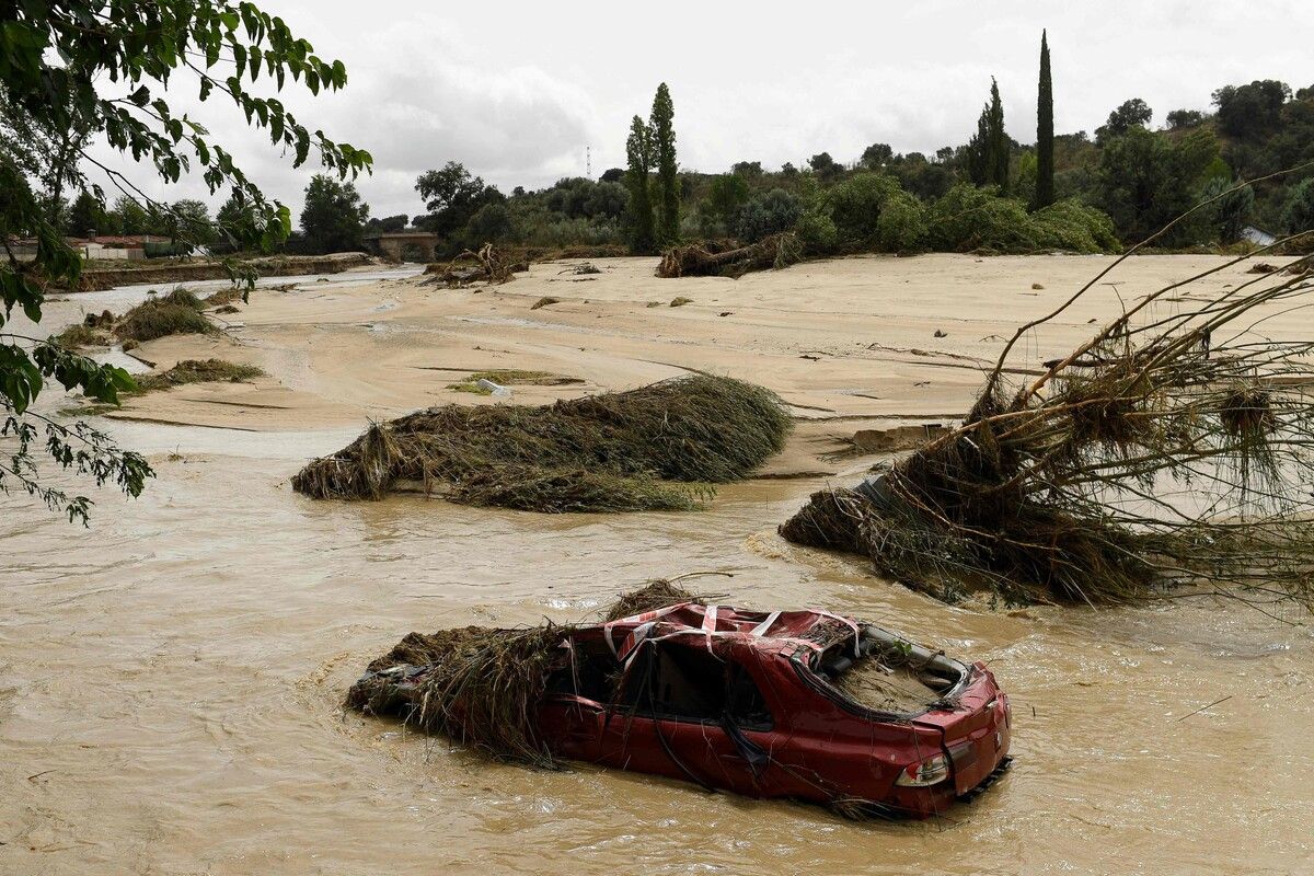 In der Ortschaft Aldea del Fresno wurde ein Auto von den Wassermassen eines über die Ufer getretenen Flusses mitgerissen. AFP
