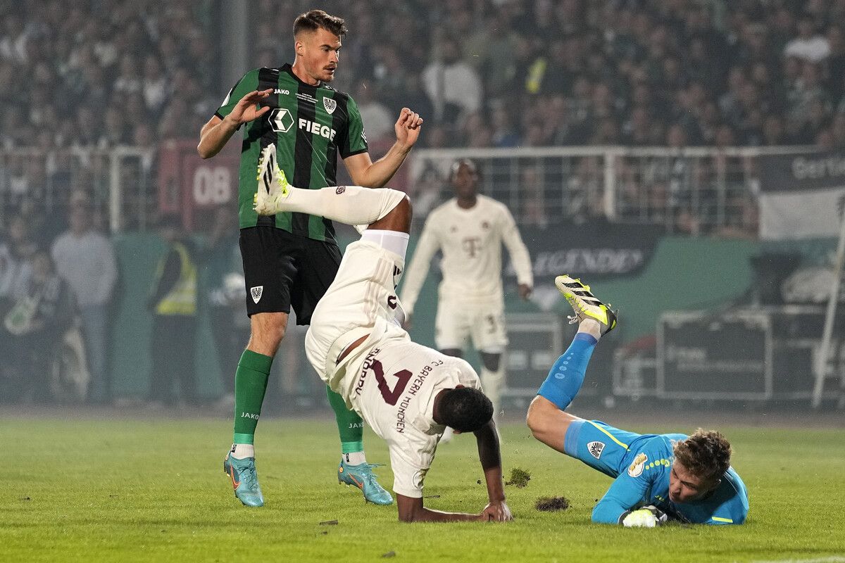 In dieser Szene verletzte sich Serge Gnabry schwer am Unterarm.ap