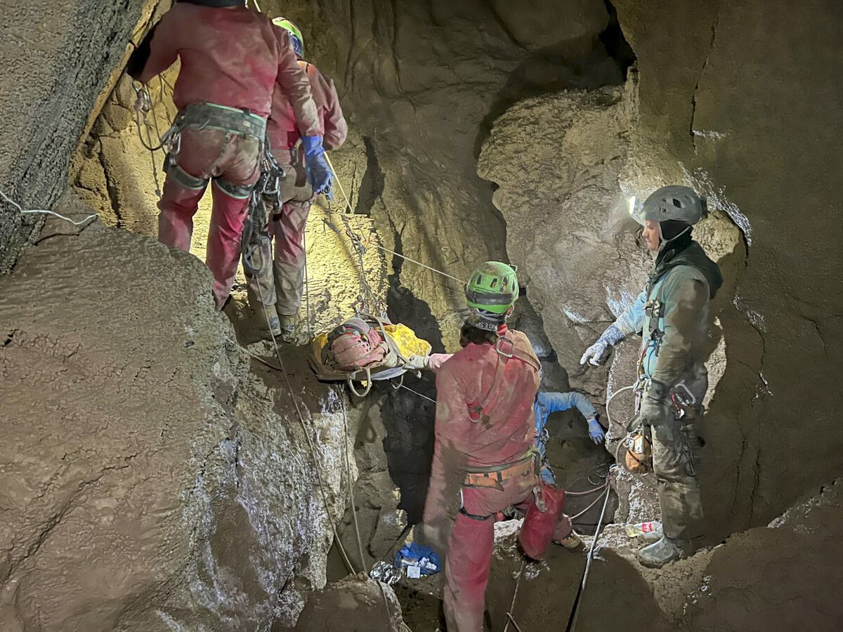 In einer türkischen Höhle läuft eine Rettungsmission für einen amerikanischen Forscher. Dieser verletzte sich in 1000 Metern Tiefe schwer. CNSAS