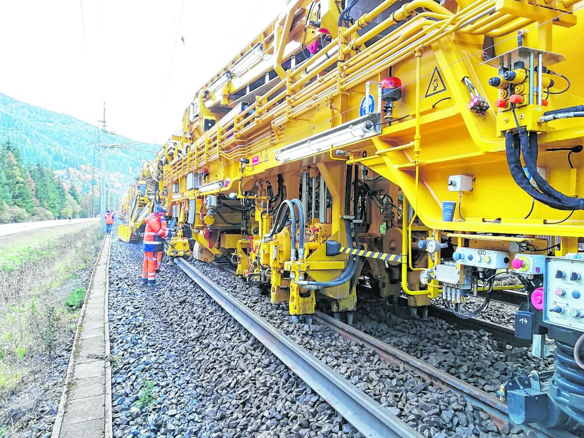 Insgesamt werden unter anderem rund 15.000 Laufmeter Schienen erneuert. OeBB