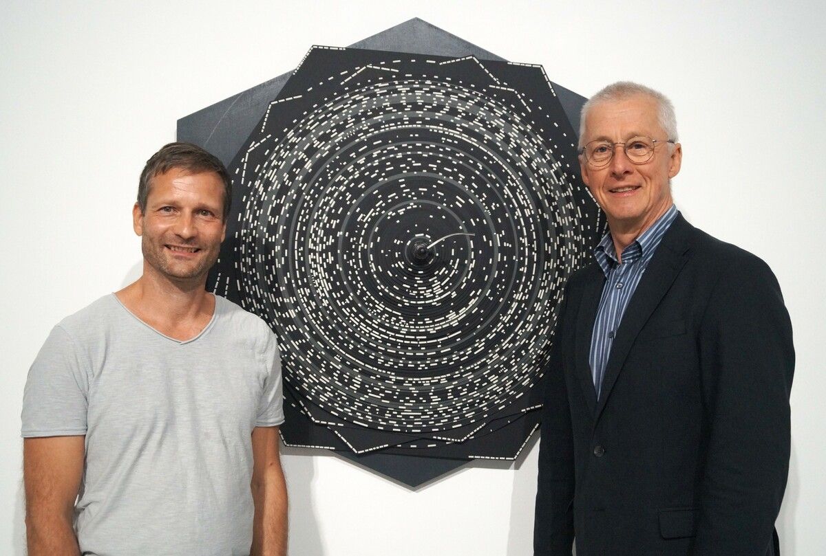Künstler Jochen Höller mit Vernissageredner Erhard Witzel.