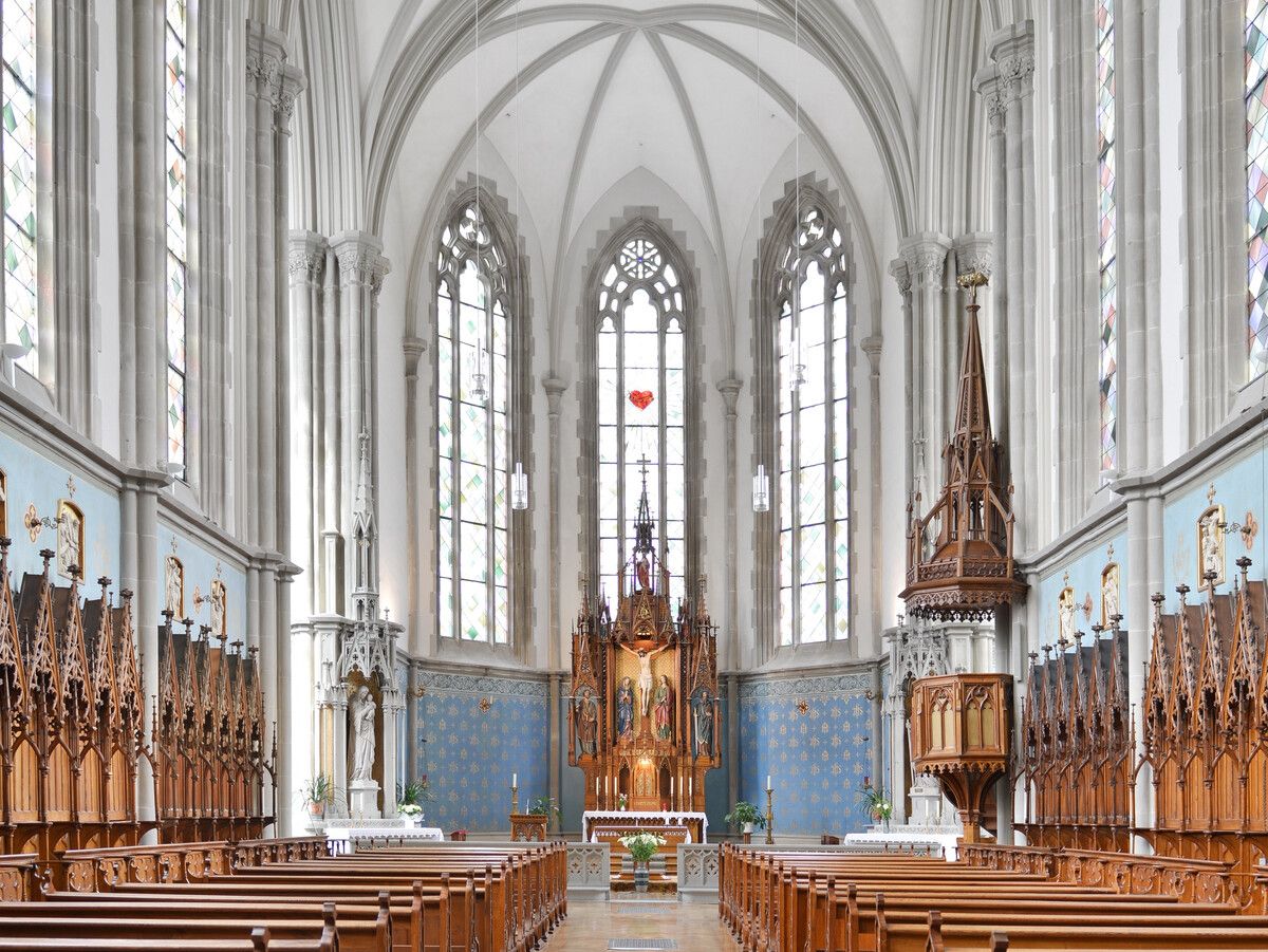 Langhaus zum Chor: Die Klosterkirche besitzt einen neugotischen Hochaltar.
