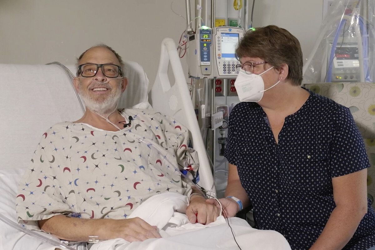 Lawrence Faucette mit seiner Frau vor der OP. Bereits zwei Tage nach dem Eingriff riss er laut Ärzten schon wieder Witze.  ap