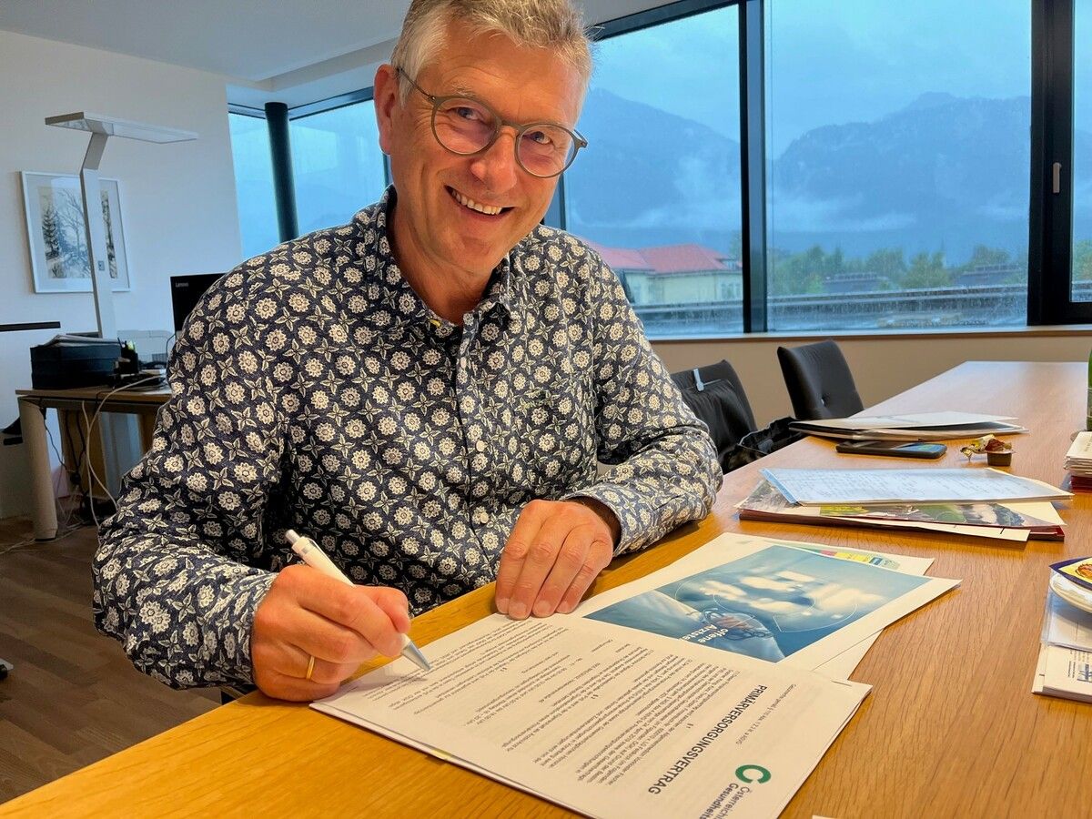 Manfred Brunner (ÖGK) vervollständigte den Vertrag. VN/MM