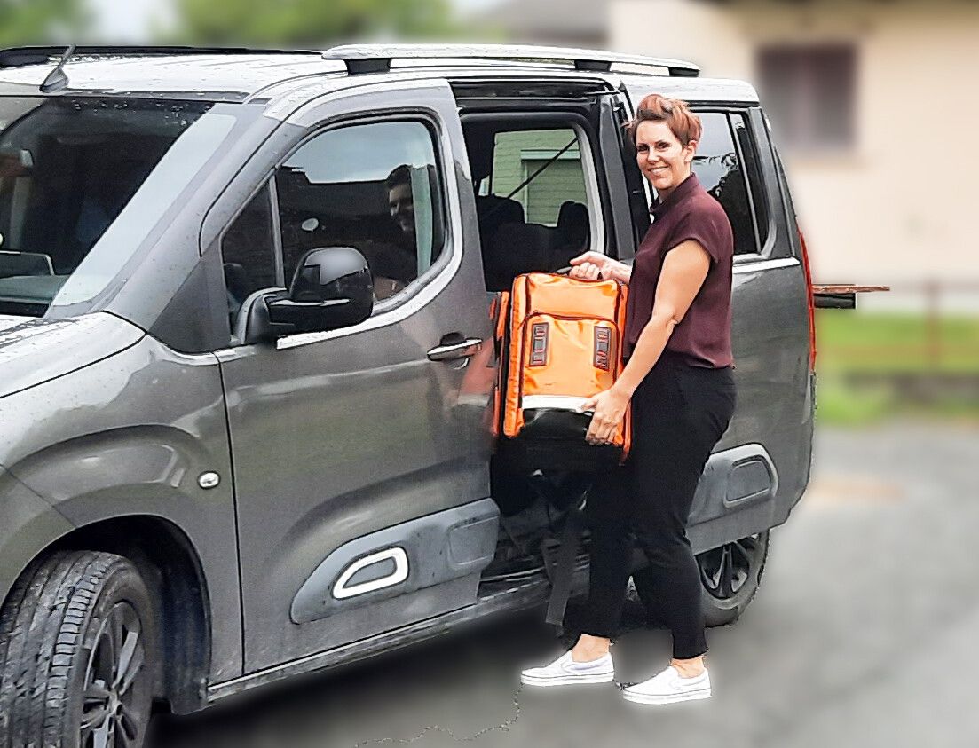 Monika Fritsch hat ihren Notfallrucksack immer griffbereit. Für sie ist es selbstverständlich zu helfen, sie macht auch allen Mut, das zu tun. RK